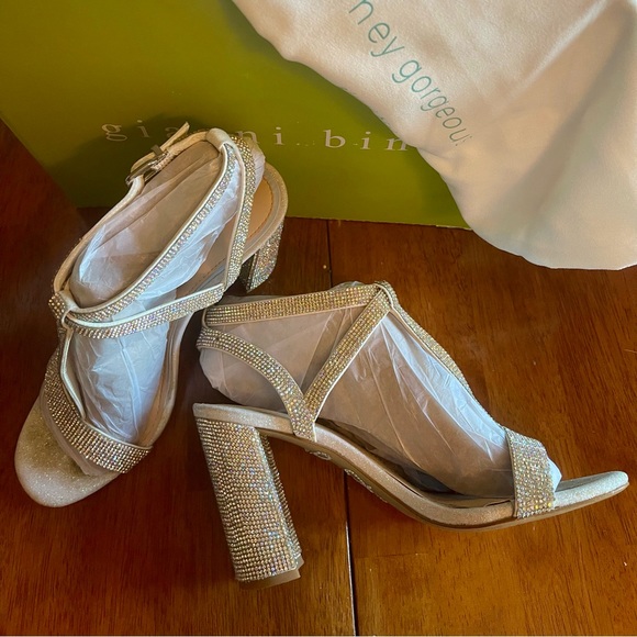 Gianni Bini Bridal Collection Embellished T-Strap Dress Sandals Size 8.5 - Picture 2 of 7